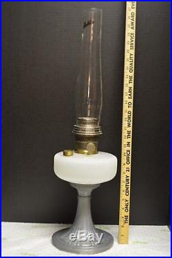 ALADDIN B-96 WHITE MOONSTONE QUEEN OIL LAMP Nu-Type B Burner Lox Chimney 1937-39