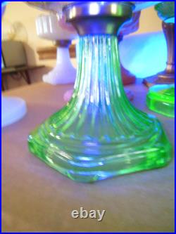 ANTIQUE ALADDIN CLEAR CORINTHIAN OVER URANIUM GREEN OIL LAMP With B BURNER & CHIMN
