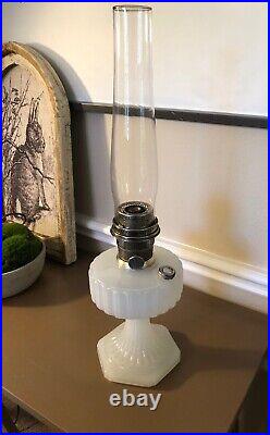 Aladdin Oil Lamp Whte Moonstone Corinthian B-110 Circa 1936-36