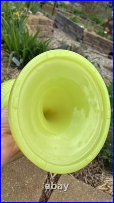 Aladdin Yellow Vertique Uranium Kerosene Lamp