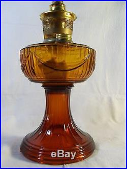 GENUINE ALADDIN AMBER LINCOLN DRAPE GLASS KEROSENE OIL TABLE LAMP NOS 1979