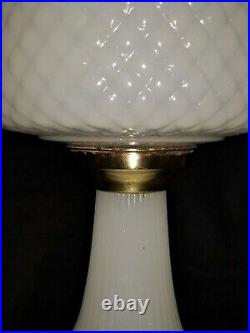 Kerosene LAMP, Aladdin, B85, white moonstone, quilted font & base, 1937, 9t