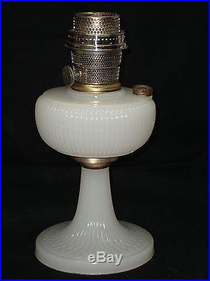Original Aladdin White Moonstone Vertique Kerosene Lamp Excellent Condition