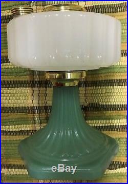 Quality Lamp! Nice Finish! Aladdin White & Green Corinthian Oil Lamp