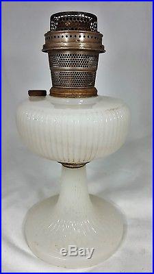Rare White Moonstone Aladdin B 93 Vertique Oil Lamp Excellent Condition