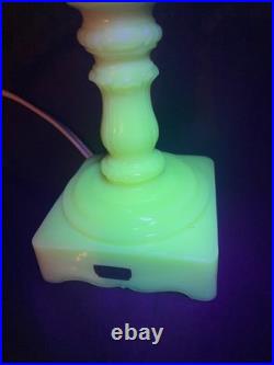 Uranium Glass Old Formula Alacite Boudoir Lamp By Aladdin With Sticker 1939