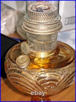 VINTAGE ALADDIN AMBER GLASS WASHINGTON DRAPE PATTERN MODEL B OIL LAMP w CHIMNEY