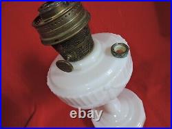 VINTAGE ALADDIN White Lincoln Drape Oil Lamp Nu-Type B Burner