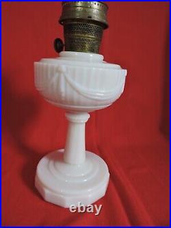 VINTAGE ALADDIN White Lincoln Drape Oil Lamp Nu-Type B Burner