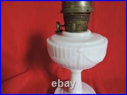 VINTAGE ALADDIN White Lincoln Drape Oil Lamp Nu-Type B Burner