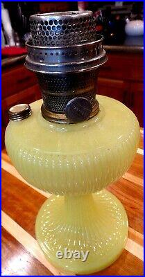 VINTAGE Aladdin Model B Yellow Moonstone Vertique Kerosene Oil Lamp 1938