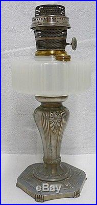 VINTAGE MAJESTIC WHITE MOONSTONE GLASS ALADDIN KEROSENE LAMP WITH METAL BASE