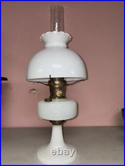 VTG ALADDIN 1937 DIAMOND QUILT WHITE MOONSTONE MODEL B OIL LAMP Regular Chimney