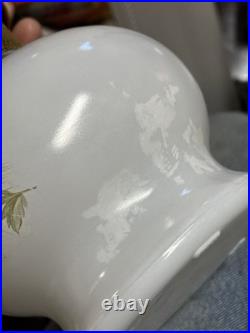 Vintage Aladdin 23 Kerosene Oil Lamp Daisies & Wheat Milk Glass WithChimney 1970's