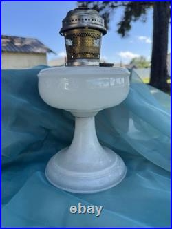Vintage Aladdin Venetian model oil Lamp, white With Aladdin burner