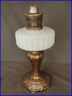 Vintage White Moonstone MAJESTIC Aladdin Kerosene Lamp Nu-Type B