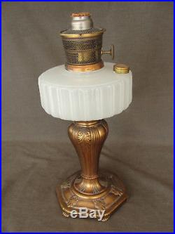 Vintage White Moonstone MAJESTIC Aladdin Kerosene Lamp Nu-Type B